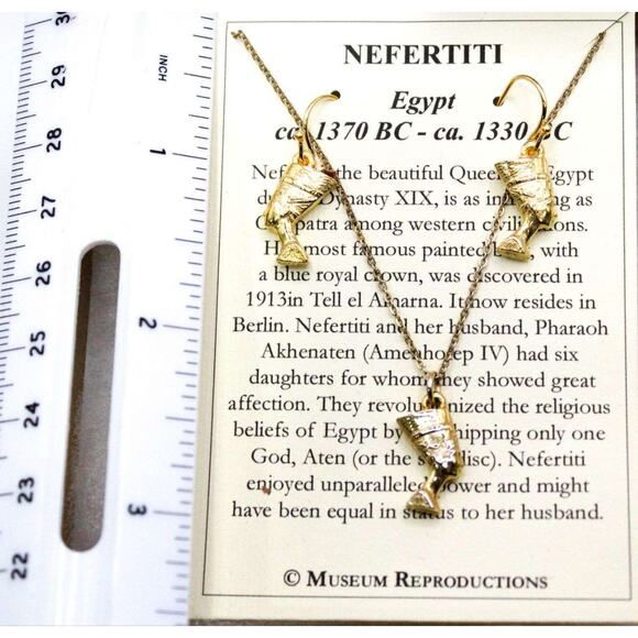 Nefertiti Necklace  Gold Tone Pendant and Earrings Berlin Museum Reproductions - Picture 7 of 9